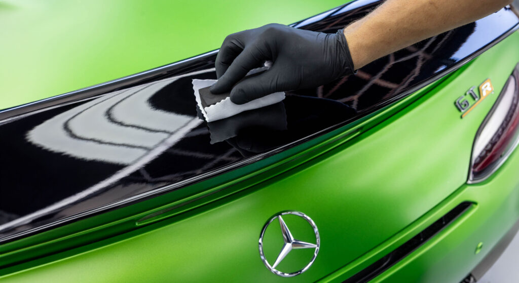 Keramikversiegelung an Heckspoiler von gruenem Mercedes GTR