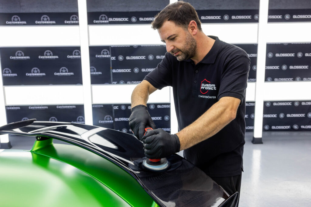 Politur von Carbonheckspoiler mit Politurmaschine