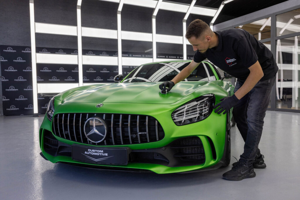 Keramikversiegelung an Motorhaube von gruenem Mercedes GTR durch Facharbeiter