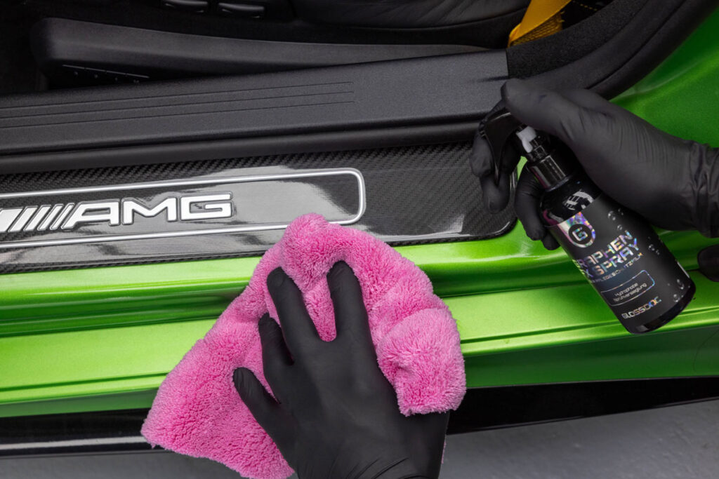 Fahrzeugdetailing an Einstiegsleiste