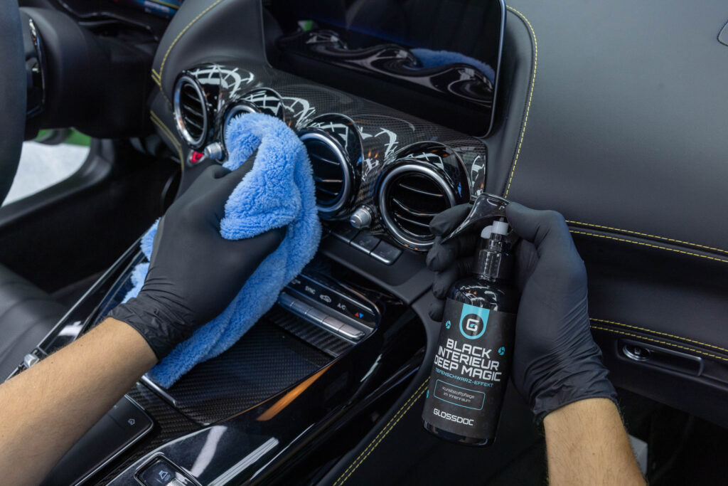 Fahrzeugdetailing im Interior auf Carbonarmatur